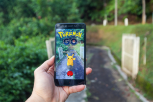 Pokémon GO på en mobilskjerm ute.