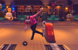 Scene fra VR-bowling med spiller som kaster kulen.